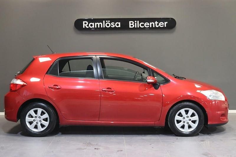 Begagnad Toyota Auris Plus 90 HK (66 kW) 2012 Mörkröd Halvkombi