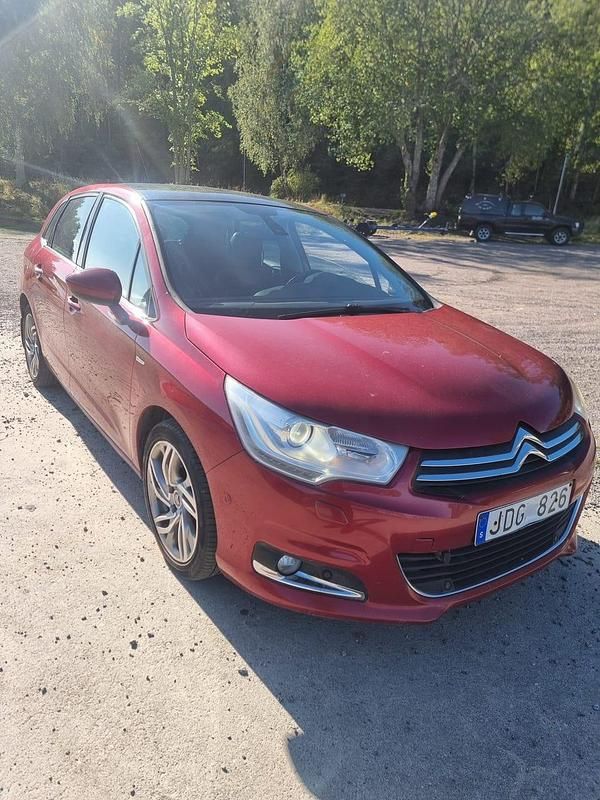 Begagnad Citroën C4 Exclusive 111 HK (81 kW) 2010 Röd