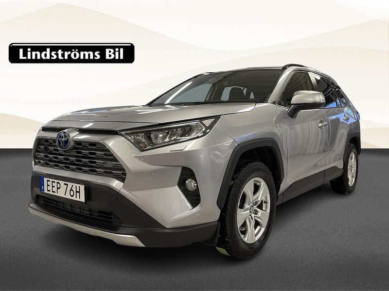 Silver Begagnad 2020 Toyota RAV4 Hybrid Active SUV | 304 900 kr (Bra pris) - Bild 1/3