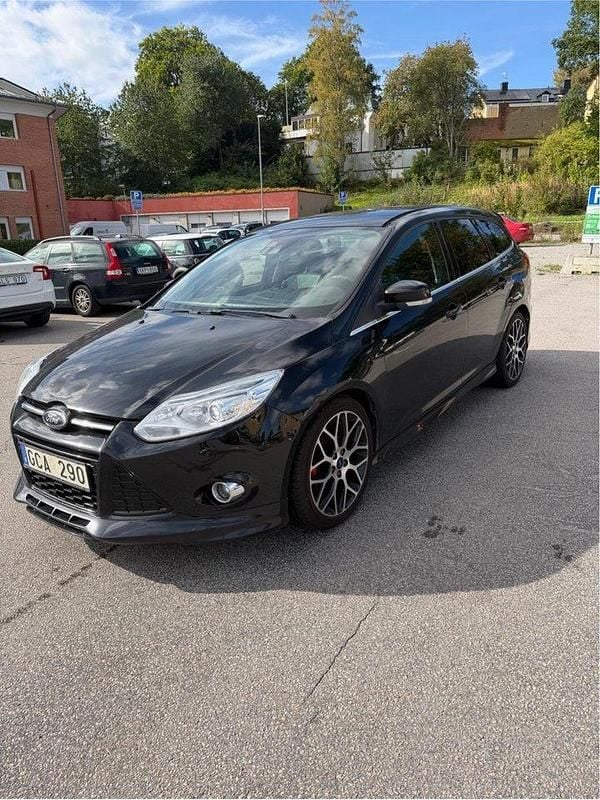 Svart Begagnad 2013 Ford Focus Titanium Kombi | 55 000 kr (Marknadspris) - Bild 1/4