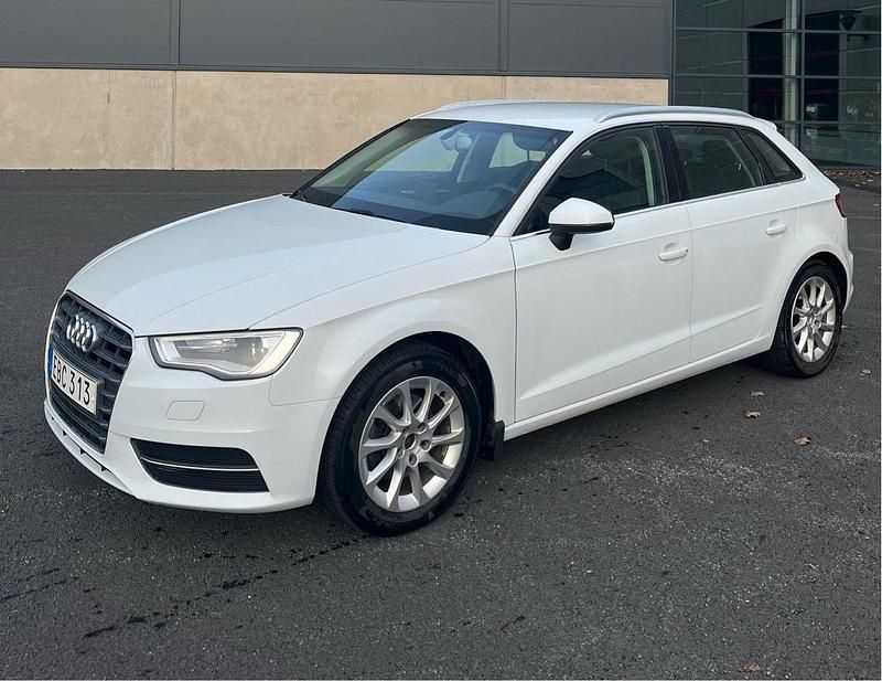 Vit Begagnad 2014 Audi A3 Sportback Attraction Halvkombi | 89 000 kr (Marknadspris) - Bild 1/4