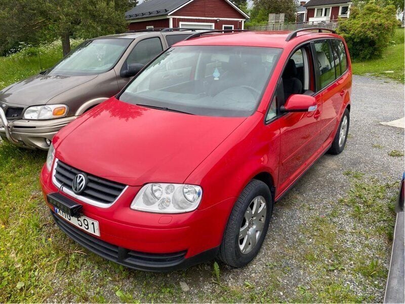 Röd Begagnad 2006 VW Touran Trendline Minibuss | 31 500 kr - Bild 1/4