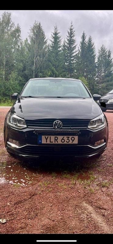 Svart Begagnad 2017 VW Polo Halvkombi | 77 000 kr (Marknadspris) - Bild 1/4