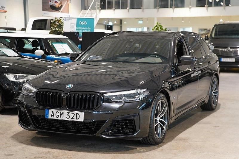 Svart Begagnad 2021 BMW 520 M Sport Kombi | 379 900 kr (Marknadspris) - Bild 1/4
