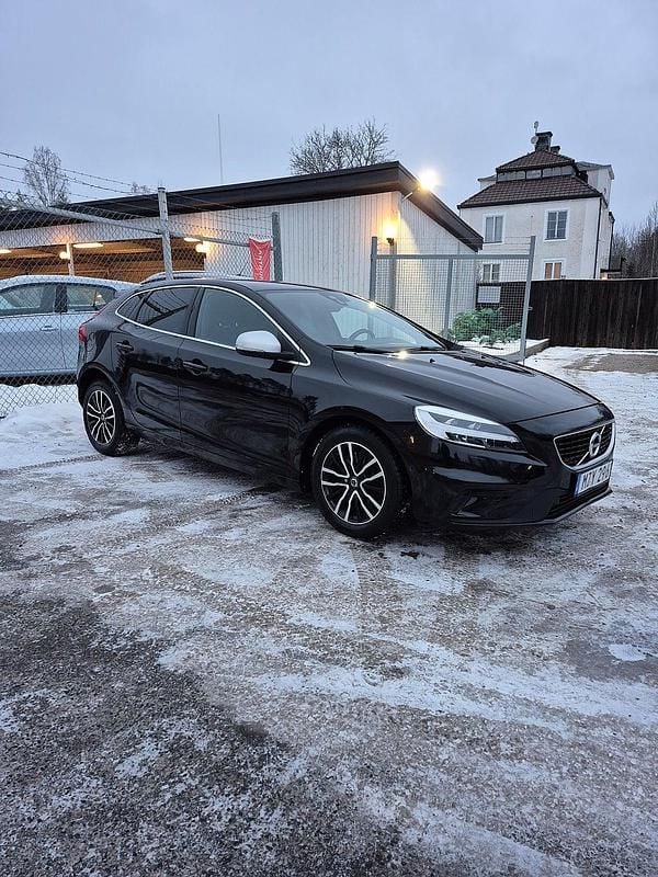 Begagnad Volvo V40 R-Design 190 HK (139 kW) 2017 Svart Halvkombi