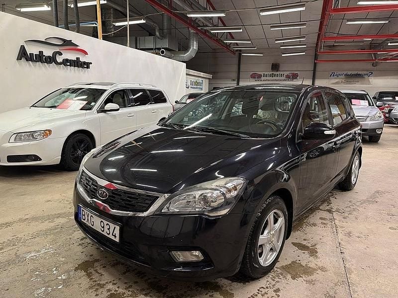 Svart Begagnad 2010 Kia Ceed Halvkombi | 49 900 kr (Bra pris) - Bild 1/4