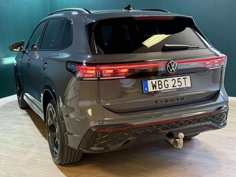 Begagnad VW Tiguan R-line 194 HK (142 kW) 2024 Grå SUV