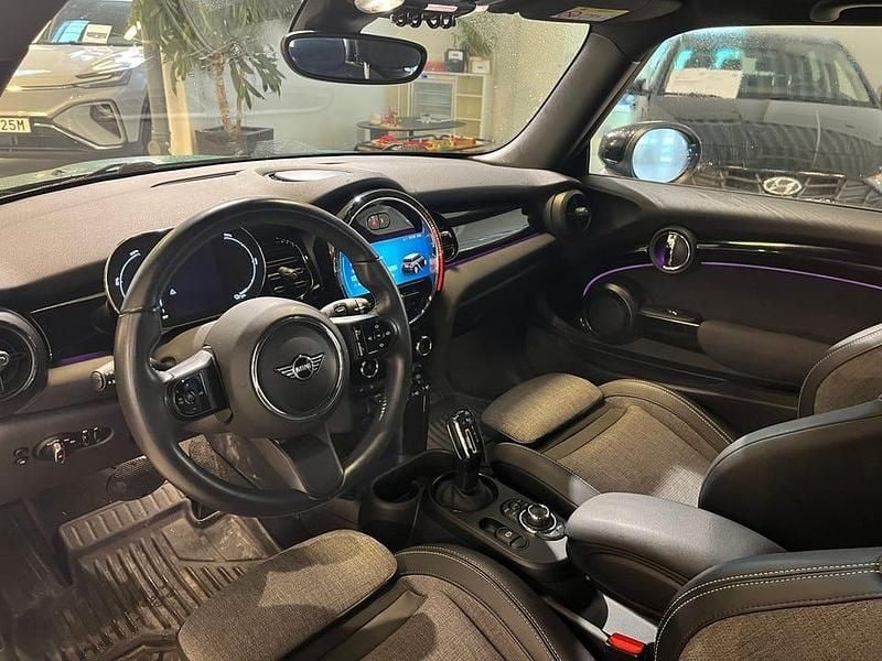 Begagnad Mini Cooper Essential 135 kW (184 HK) 2023 British racing green iv metallic Halvkombi