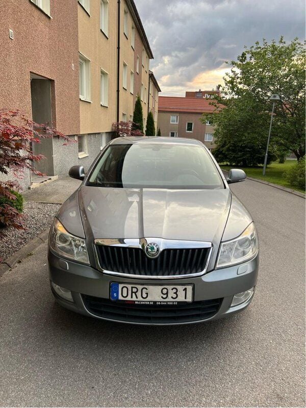 Grå Begagnad 2012 Skoda Octavia Elegance Halvkombi | 45 000 kr (Bra pris) - Bild 1/4
