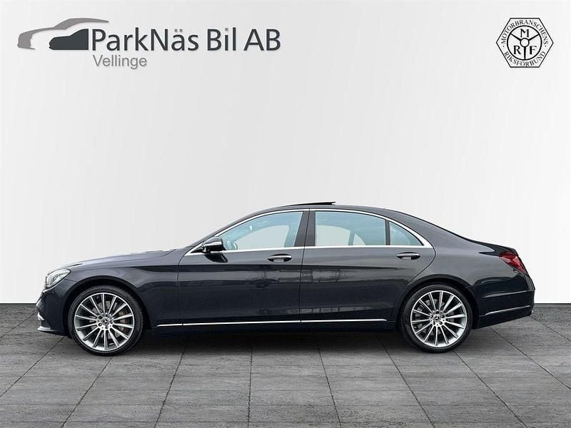 Svart (magnetite svart metallic) Begagnad 2018 Mercedes S560 Sedan | 749 900 kr - Bild 1/4