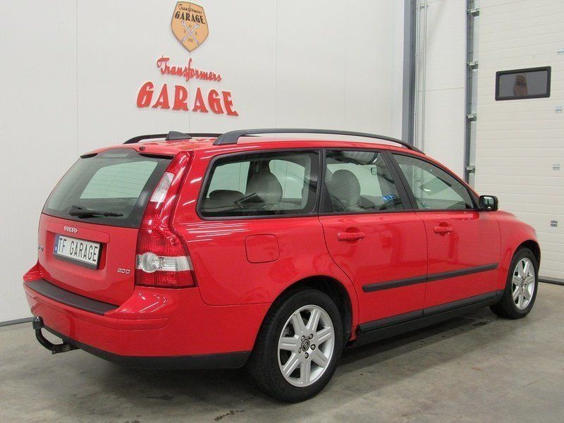 Begagnad Volvo V50 136 HK (100 kW) 2006 Röd Kombi