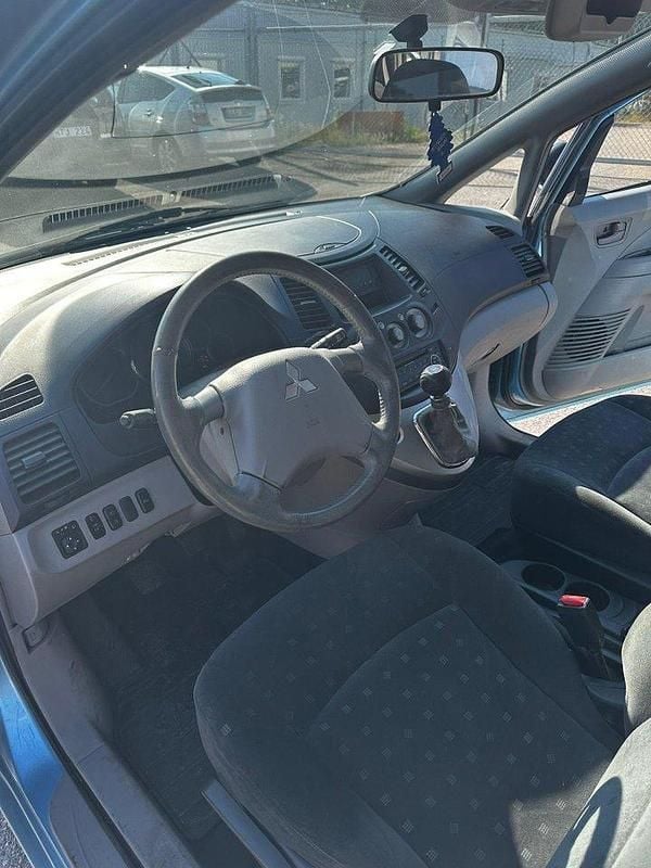 Blå Begagnad 2004 Mitsubishi Grandis Minibuss | 25 000 kr (Marknadspris) - Bild 1/4