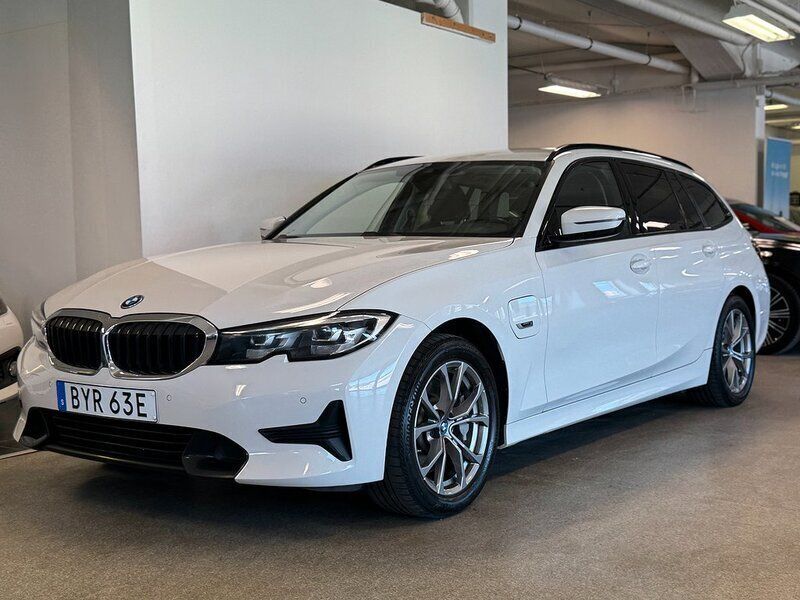 Begagnad BMW 330e Sport Line 293 HK (215 kW) 2021 Vit Kombi