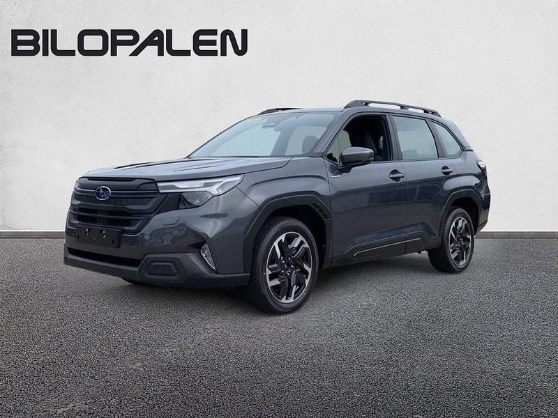Grå (magnetite gray metallic) Ny 2025 Subaru Forester SUV | 423 400 kr (Bra pris) - Bild 1/4