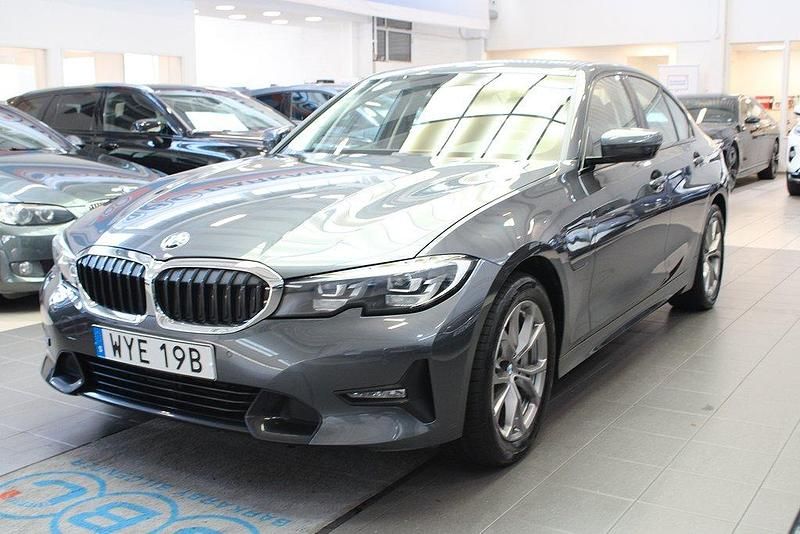 Grå Begagnad 2020 BMW 330e Sport Line Sedan | 309 900 kr (Superpris) - Bild 1/4