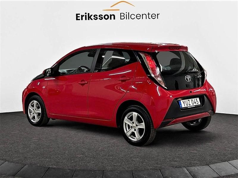 Begagnad Toyota Aygo X-play 69 HK (50 kW) 2017 Röd Halvkombi