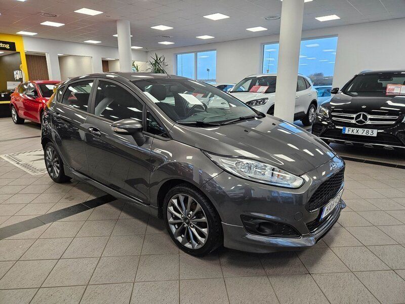 Grå Begagnad 2017 Ford Fiesta ST-Line Halvkombi | 109 900 kr (Marknadspris) - Bild 1/4