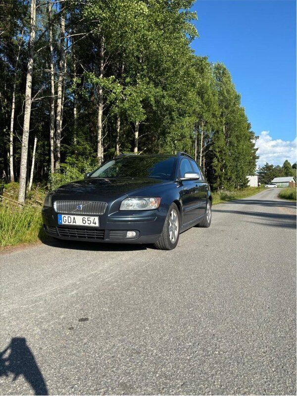Blå Begagnad 2007 Volvo V50 Momentum Kombi | 40 000 kr (Lite dyr) - Bild 1/4