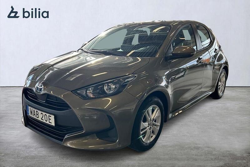 Grön Begagnad 2022 Toyota Yaris Hybrid Active Halvkombi | 199 900 kr (Marknadspris) - Bild 1/3