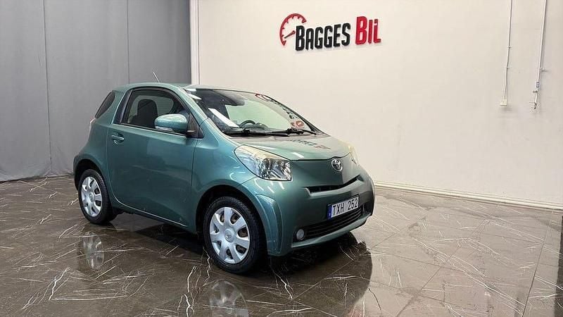 Mörkgrön Begagnad 2009 Toyota iQ Halvkombi | 36 900 kr (Marknadspris) - Bild 1/4
