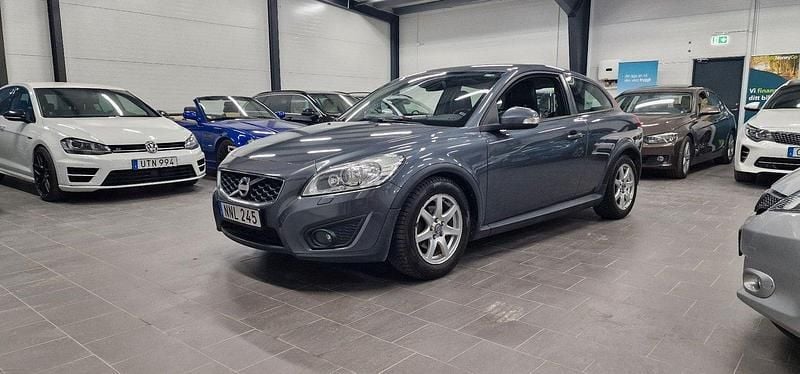 Grå Begagnad 2011 Volvo C30 Summum Halvkombi | 74 900 kr (Marknadspris) - Bild 1/4