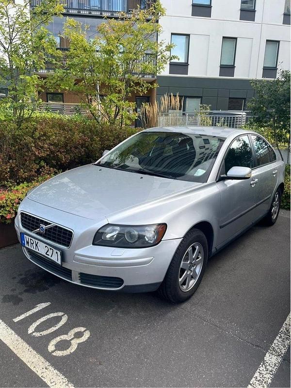 Grå Begagnad 2005 Volvo S40 Sedan | 19 000 kr (Superpris) - Bild 1/4