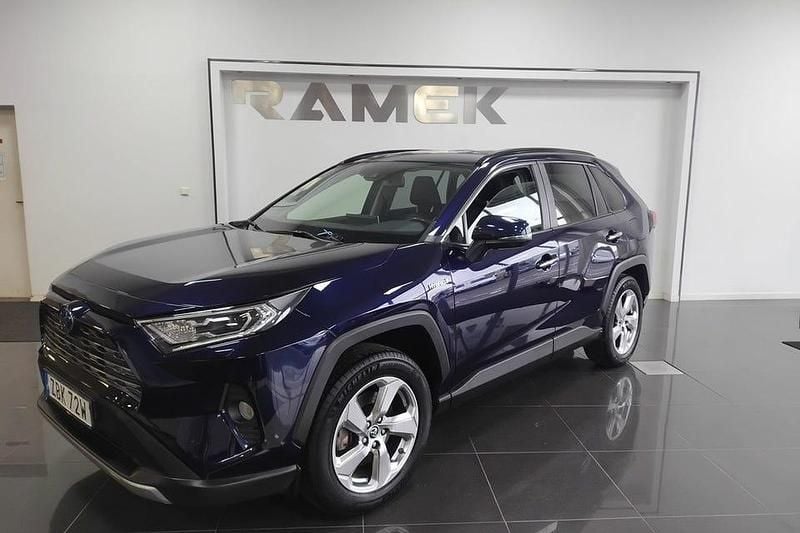 Mörkblå Begagnad 2018 Toyota RAV4 Hybrid Executive SUV | 279 000 kr (Marknadspris) - Bild 1/4
