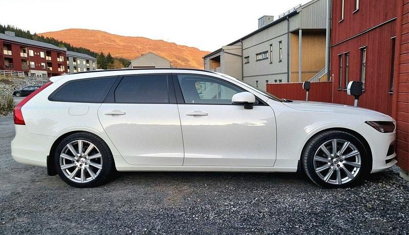Vit Begagnad 2018 Volvo V90 Kombi | 160 000 kr (Marknadspris) - Bild 1/4