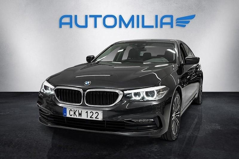 Grå Begagnad 2018 BMW 520 Sedan | 254 900 kr (Bra pris) - Bild 1/4