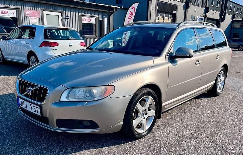 Ljusbrun Begagnad 2007 Volvo V70 Momentum Kombi | 59 900 kr (Marknadspris) - Bild 1/4