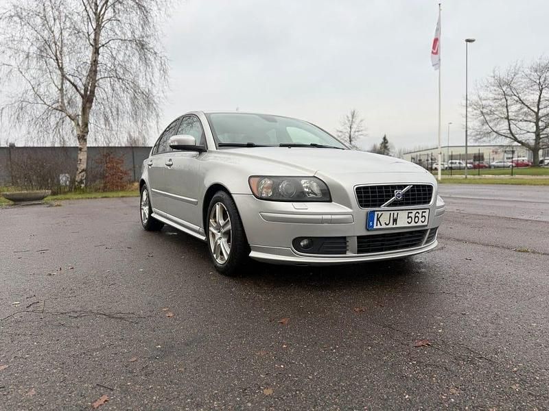 Grå Begagnad 2007 Volvo S40 Sedan | 32 500 kr (Superpris) - Bild 1/4