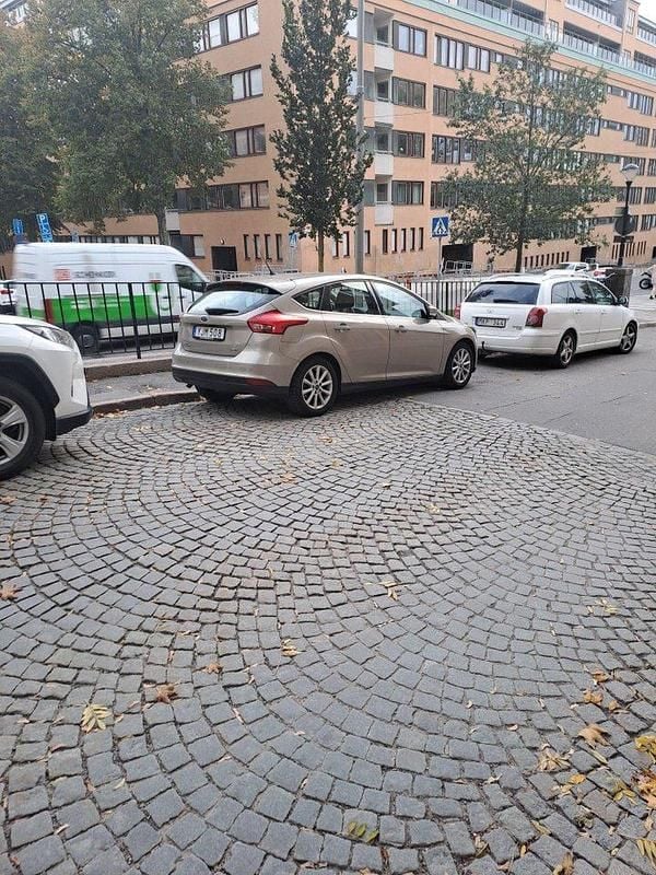 Grå Begagnad 2017 Ford Focus Titanium Halvkombi | 120 000 kr (Marknadspris) - Bild 1/4