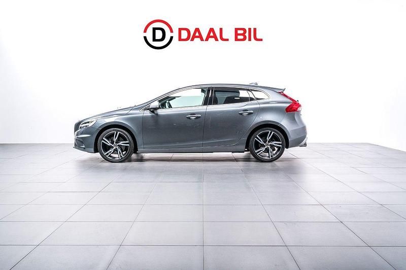 Grå Begagnad 2017 Volvo V40 R-Design Kombi | 224 700 kr (Lite dyr) - Bild 1/4