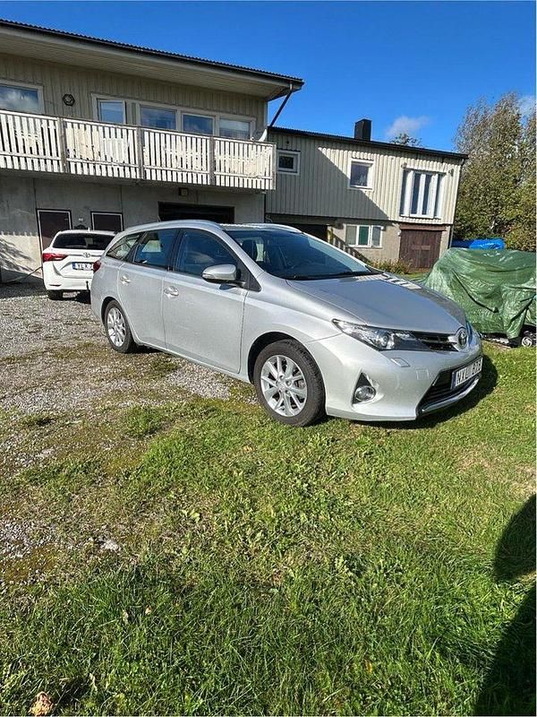Silver Begagnad 2013 Toyota Auris Touring Sports Active Kombi | 110 000 kr (Marknadspris) - Bild 1/4