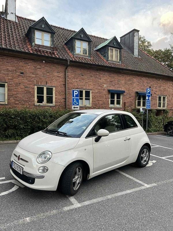 Vit Begagnad 2015 Fiat 500 Lounge Halvkombi | 62 000 kr (Marknadspris) - Bild 1/4
