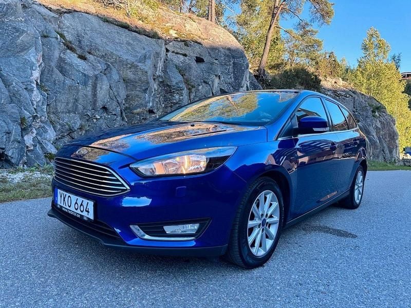 Blå Begagnad 2016 Ford Focus Titanium Kombi | 109 900 kr (Marknadspris) - Bild 1/4