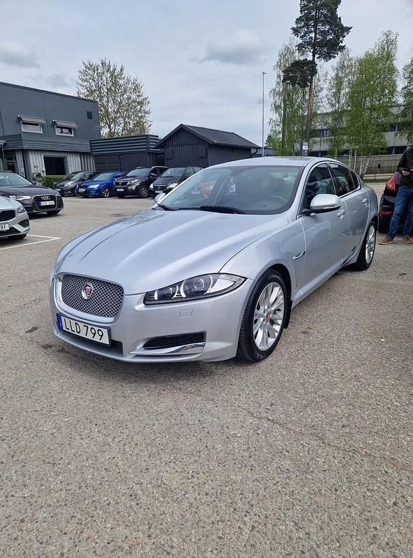 Silver metallic Begagnad 2014 Jaguar XF Sedan | 135 000 kr (Lite dyr) - Bild 1/4
