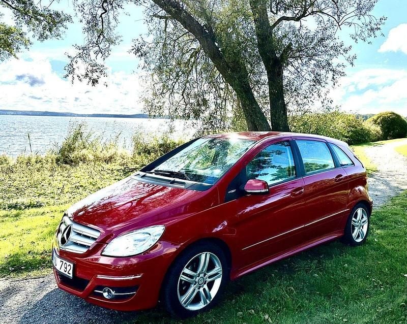 Röd Begagnad 2011 Mercedes B180 Minibuss | 55 800 kr (Bra pris) - Bild 1/4