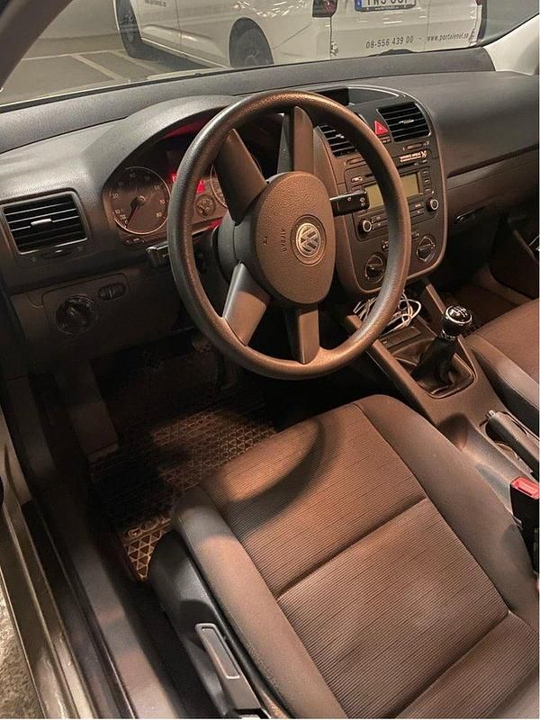 Brun Begagnad 2005 VW Golf IV Trendline Halvkombi | 30 000 kr (Marknadspris) - Bild 1/4