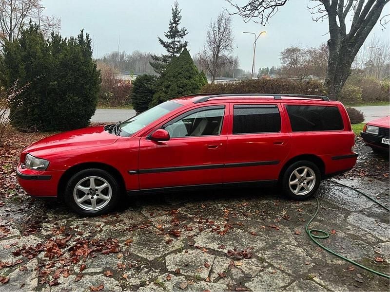 Röd Begagnad 2001 Volvo V70 Kombi | 15 000 kr (Superpris) - Bild 1/4