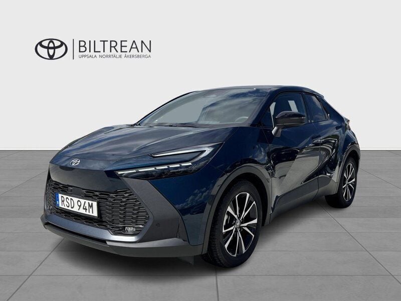 Blå Ny 2024 Toyota C-HR Style SUV | 374 000 kr (Marknadspris) - Bild 1/4