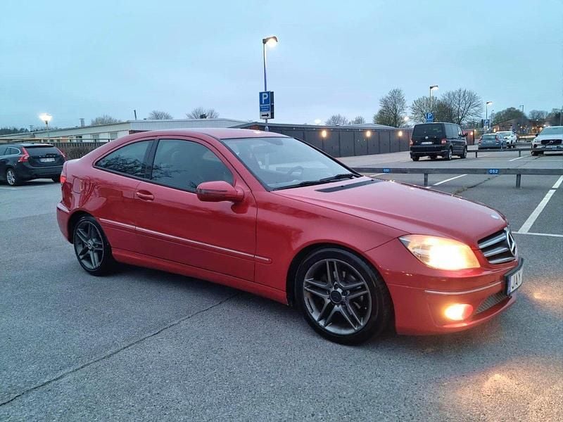 Röd Begagnad 2009 Mercedes CLC180 AMG Halvkombi | 38 000 kr - Bild 1/4