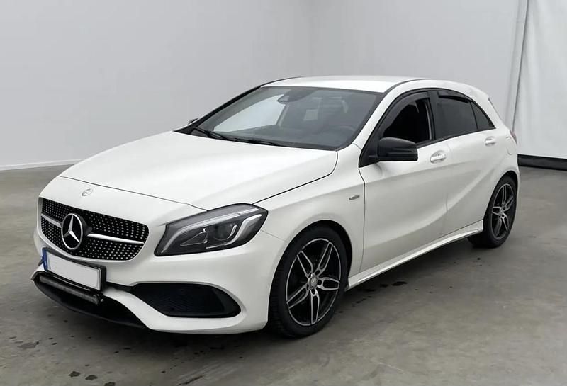 Vit Begagnad 2016 Mercedes A180 AMG Halvkombi | 133 000 kr (Marknadspris) - Bild 1/4
