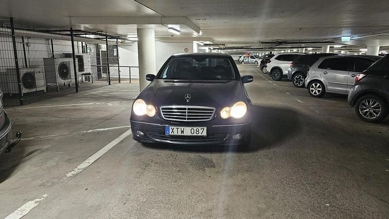 Svart Begagnad 2006 Mercedes C180 Avantgarde Sedan | 43 000 kr (Marknadspris) - Bild 1/4