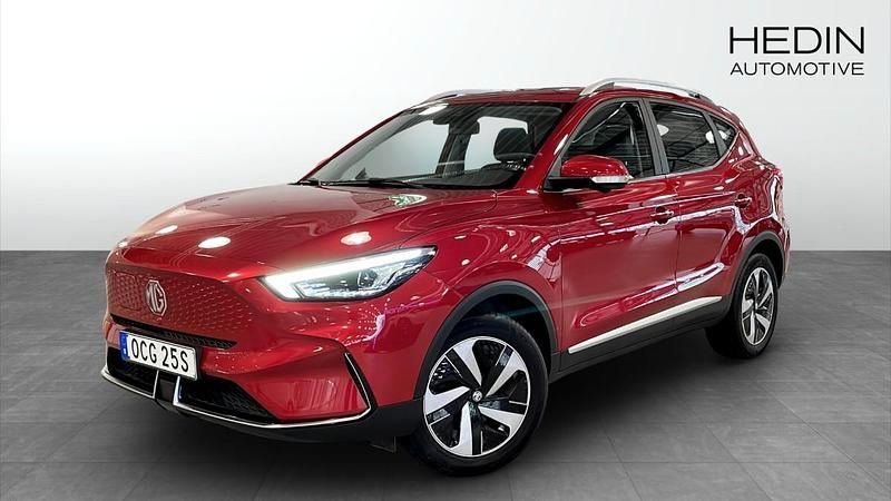 Röd (red) Begagnad 2022 MG ZS Sedan | 244 900 kr (Marknadspris) - Bild 1/4
