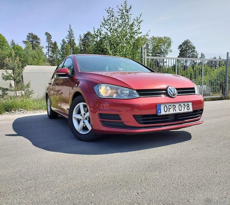 Röd Begagnad 2014 VW Golf VII Halvkombi | 79 500 kr (Bra pris) - Bild 1/4