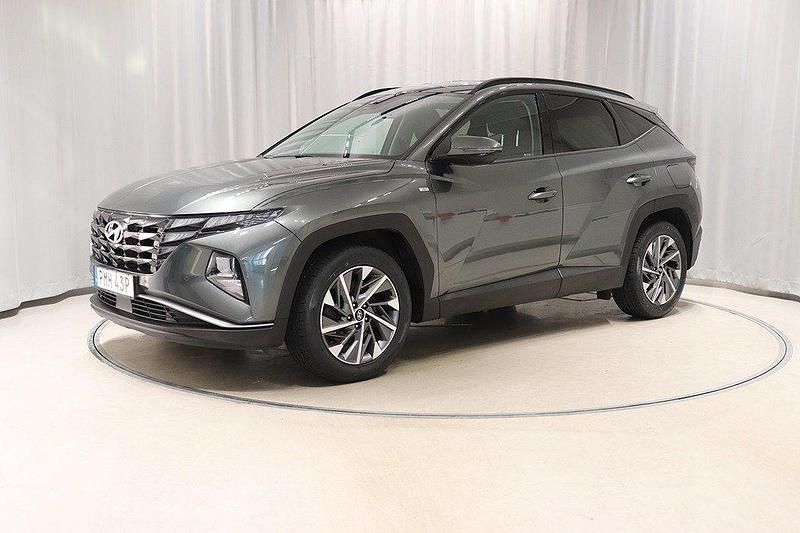 Grå Begagnad 2021 Hyundai Tucson SUV | 229 800 kr (Marknadspris) - Bild 1/4