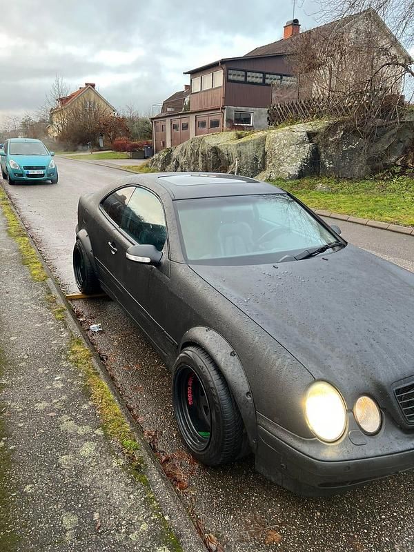 Raptor matt svart Begagnad 2000 Mercedes CLK320 Sportkupé | 40 000 kr (Marknadspris) - Bild 1/4