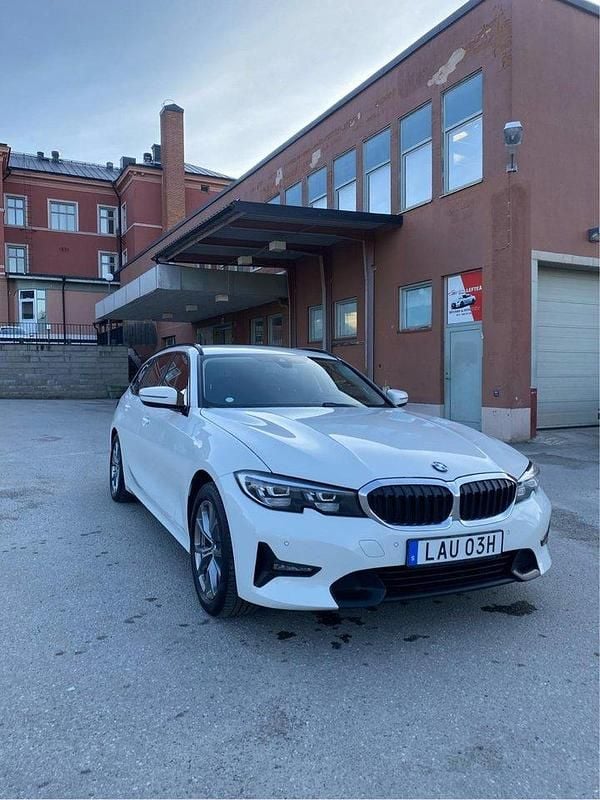 Vit Begagnad 2021 BMW 320 Sport Line Kombi | 233 999 kr (Superpris) - Bild 1/4