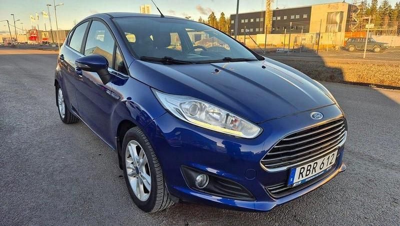 Begagnad Ford Fiesta Titanium 101 HK (74 kW) 2015 Blå Halvkombi